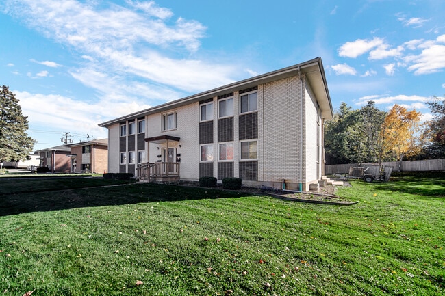 31 Wellington Ave in Mundelein, IL - Building Photo - Building Photo