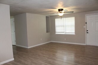 832 E Rose Dr in Midwest City, OK - Foto de edificio - Building Photo