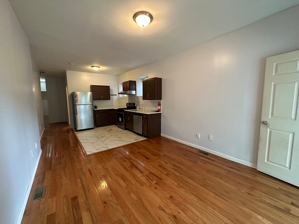 5029 Chestnut St Photo