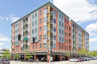 E300 in Des Moines, IA - Building Photo