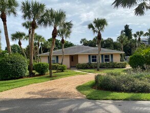 956 Tulip Ln in Vero Beach, FL - Building Photo - Building Photo