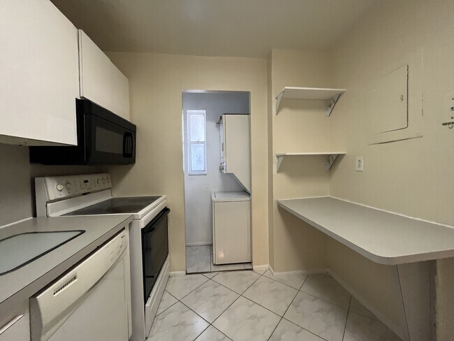 8051 S Colony Cir in Tamarac, FL - Building Photo - Building Photo