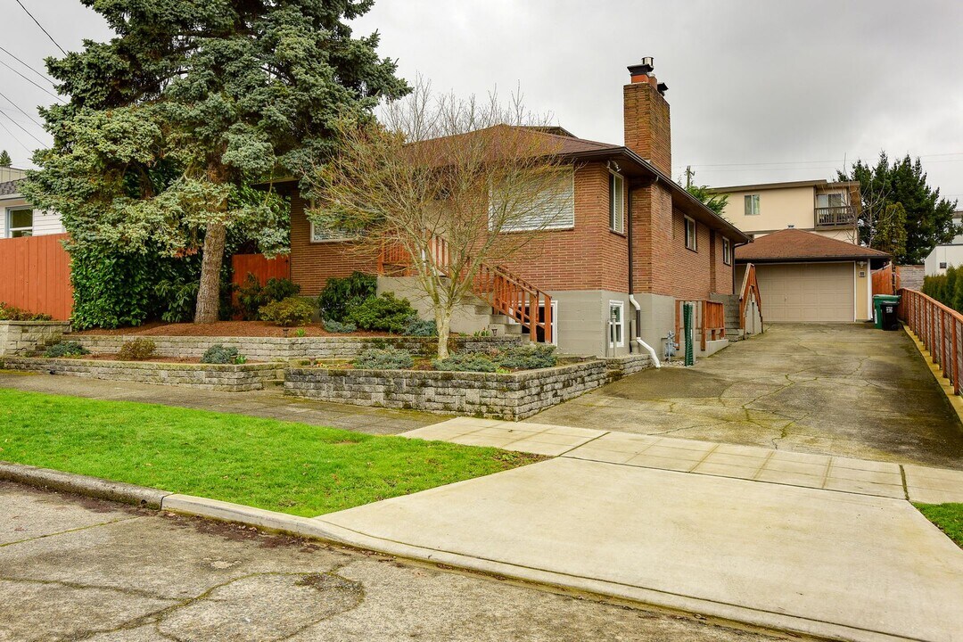 6550 25th Ave NW in Seattle, WA - Building Photo