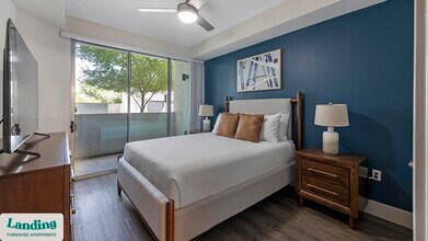 2323 E Highland Ave, Unit 2129 in Phoenix, AZ - Foto de edificio - Building Photo