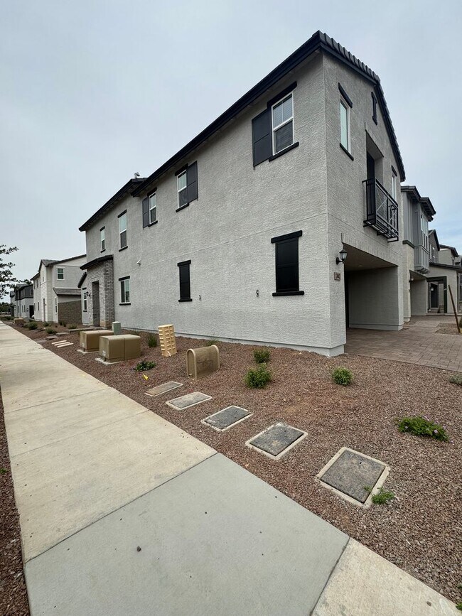 2442 W Maximo Wy in Phoenix, AZ - Building Photo - Building Photo