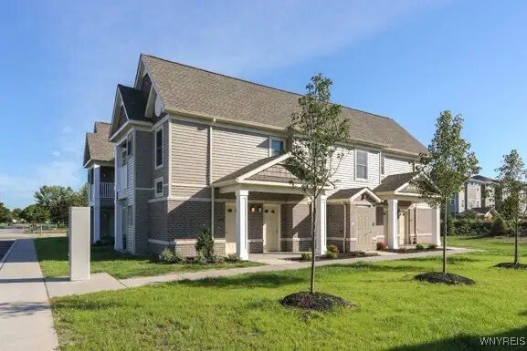 2524 Deer Lakes Dr in Amherst, NY - Building Photo