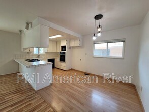 977 Briarcrest Way in Sacramento, CA - Building Photo - Building Photo