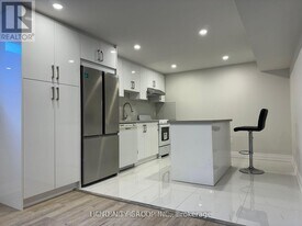 2 Barker Ct in Markham, ON - Building Photo