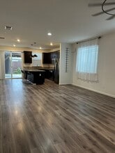 1113 Greenbrier Dr in Hanford, CA - Building Photo - Building Photo