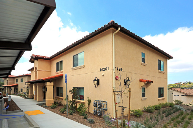 Peter Rios Estates in El Cajon, CA - Foto de edificio - Building Photo