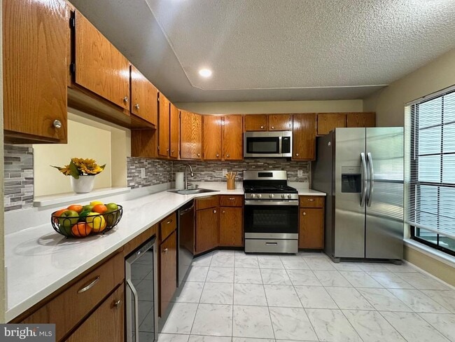 property at 6 Wosniak Ct