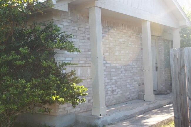 property at 1008 Disraeli Cir