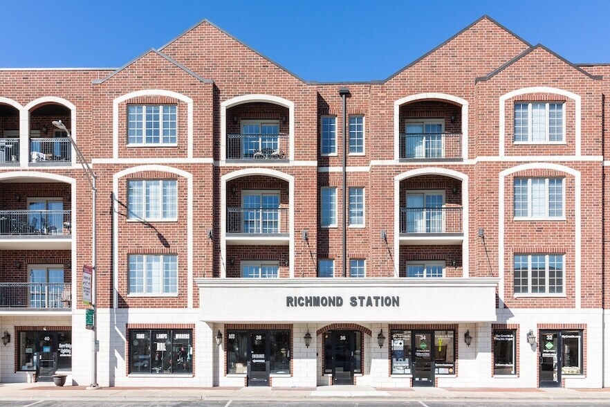 36 S Cass Ave, Unit 2C in Westmont, IL - Foto de edificio