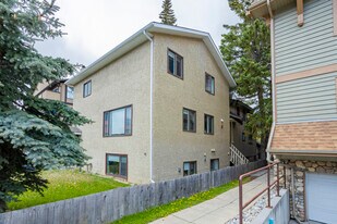 405 Marten St in Banff, AB - Building Photo