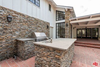 548 Alma Real Dr in Los Angeles, CA - Building Photo - Building Photo