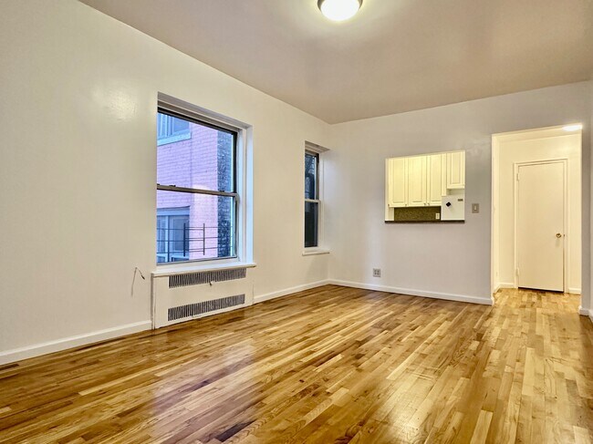 216 W 102nd St in New York, NY - Building Photo - Building Photo