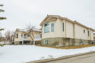 5 Scimitar Rise NW in Calgary, AB - Building Photo