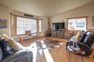 594 SR 6 in Raymond, WA - Foto de edificio - Building Photo