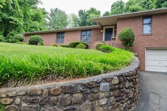 2340 Deyerle Rd SW in Roanoke, VA - Building Photo - Building Photo