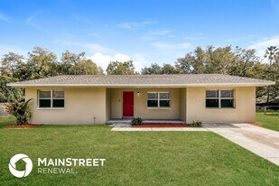 2012 Live Oak Dr in Plant City, FL - Building Photo