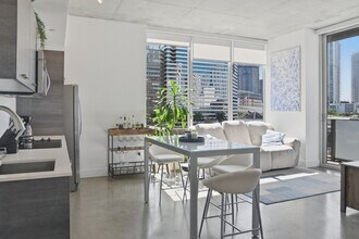 151 SE 1st St, Unit 411 in Miami, FL - Foto de edificio - Building Photo