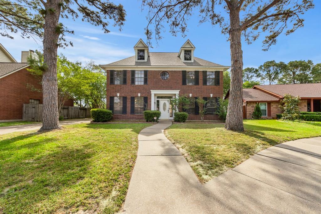 8106 Clover Gardens Dr in Houston, TX - Building Photo