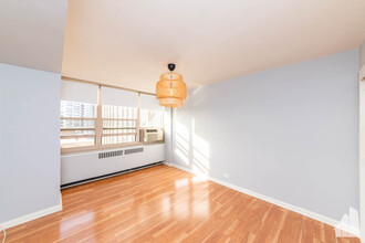 3950 N Lake Shore Dr, Unit 512C in Chicago, IL - Building Photo - Building Photo