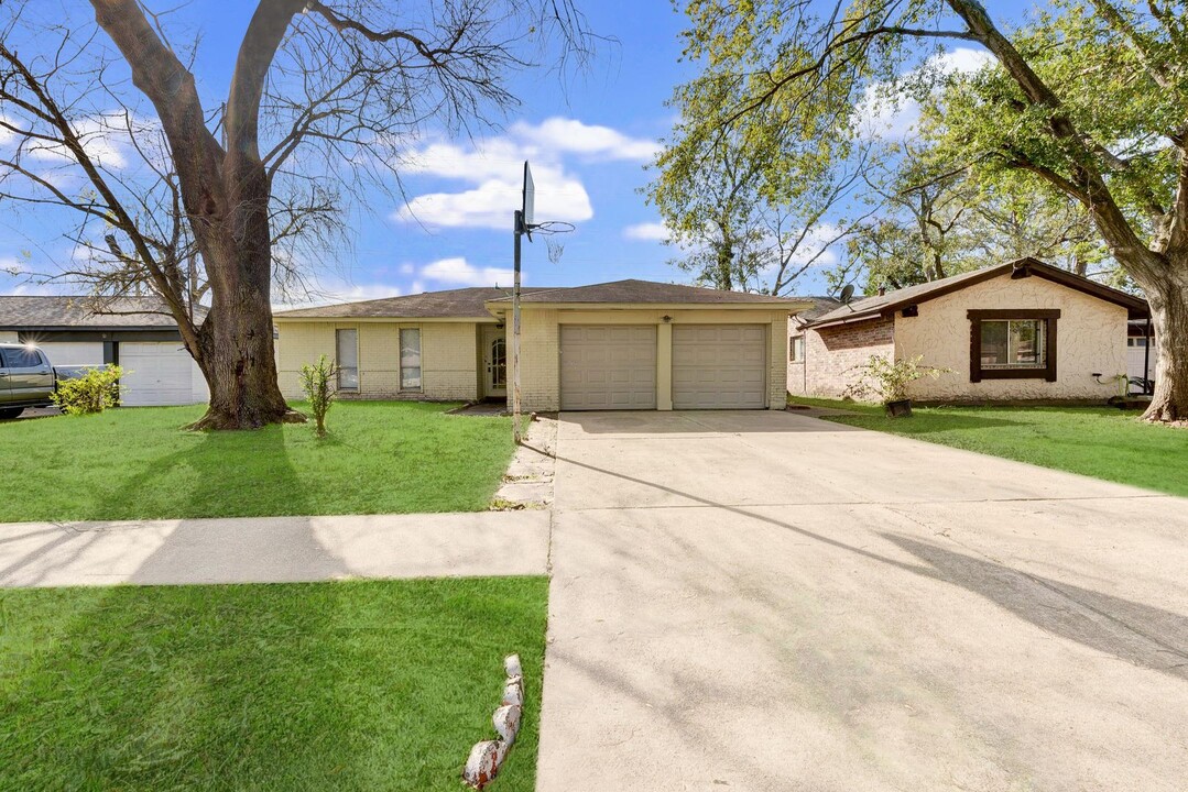 7803 Bunker Wood Ln in Houston, TX - Building Photo