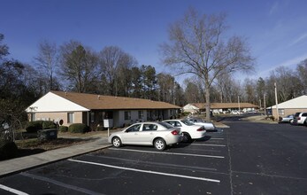 Glendale Manor Apartments in Clinton, SC - Building Photo - Building Photo