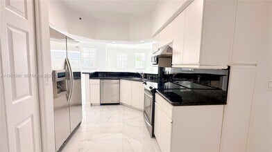 3255 NE 184th St, Unit 12105 in Aventura, FL - Building Photo - Building Photo