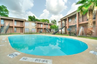 Pointe Plaza Apartments in Houston, TX - Building Photo - Building Photo