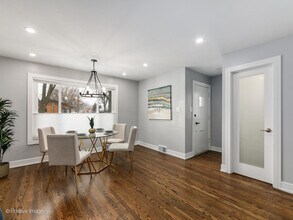 7225 E Prairie Rd in Lincolnwood, IL - Building Photo - Building Photo