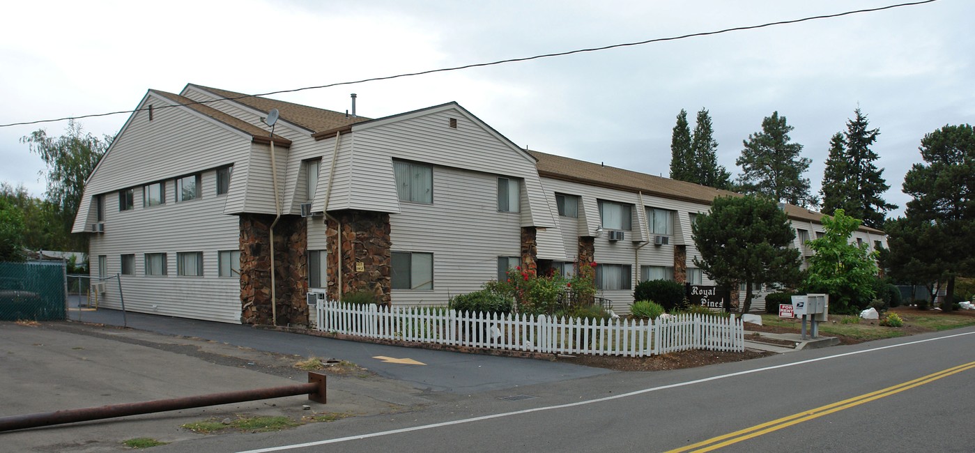 Royal Pines Apartments in Salem, OR - Building Photo