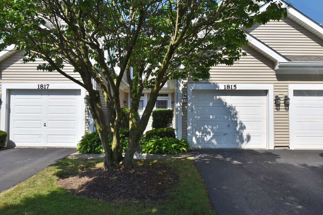 1815 Moore Ct in St. Charles, IL - Building Photo