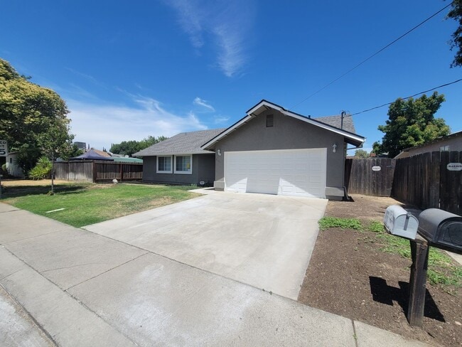 2103 Andrew Ave in Modesto, CA - Building Photo - Building Photo