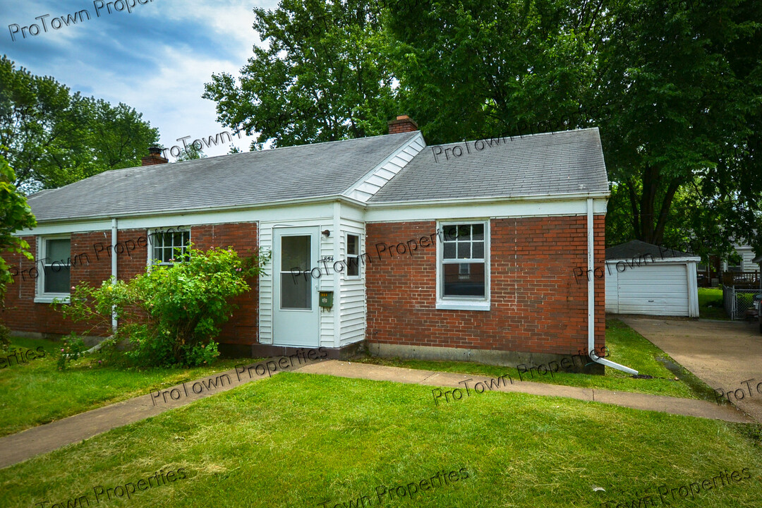 1854 N Raynor Ave in Crest Hill, IL - Foto de edificio