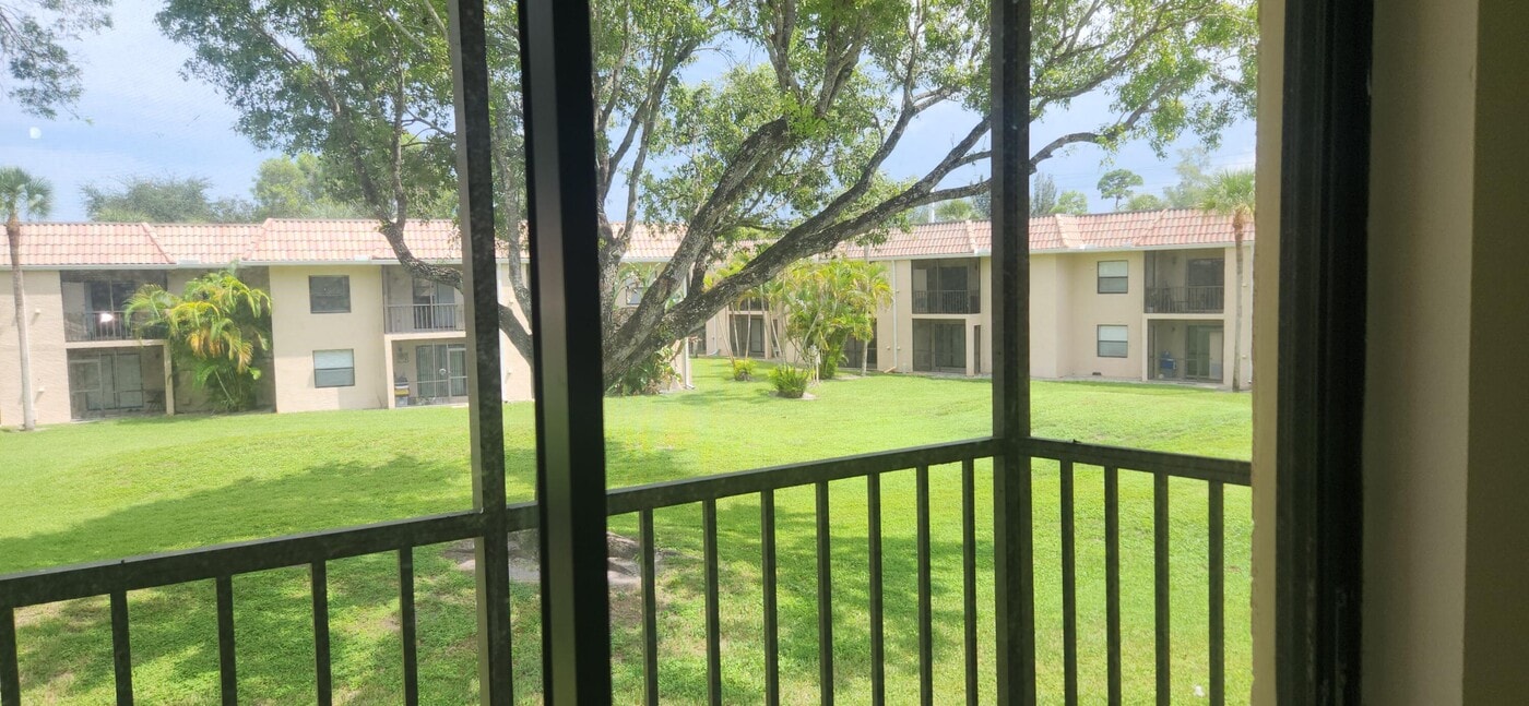 6832 Palmetto Cir S in Boca Raton, FL - Building Photo