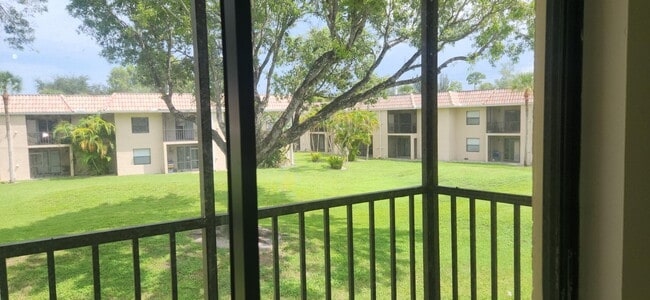 6832 Palmetto Cir S