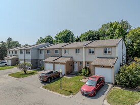 3500 Glen Erin Dr in Mississauga, ON - Building Photo