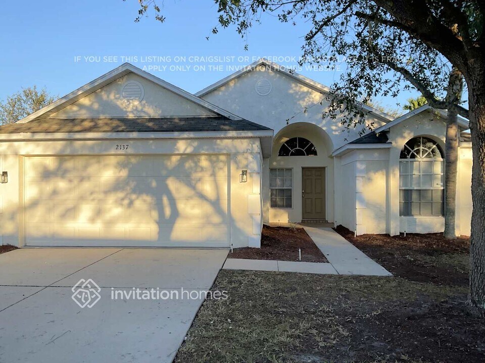 2137 Roanoke Springs Dr in Ruskin, FL - Building Photo
