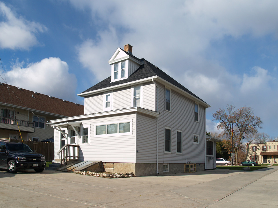 465-473 W Grand Ave in Port Washington, WI - Building Photo