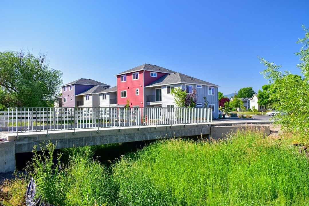 1995 Sky Park Dr in Medford, OR - Building Photo