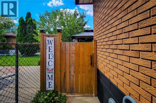 12 Maitland Ave in Hamilton, ON - Building Photo - Building Photo