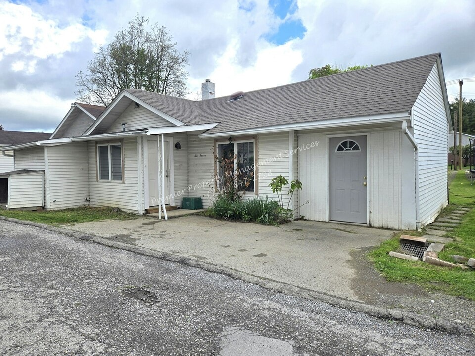 211 Line Ave in Ellwood City, PA - Building Photo