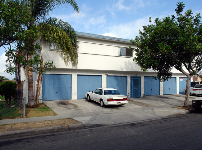 15117 Firmona Ave in Lawndale, CA - Foto de edificio - Building Photo