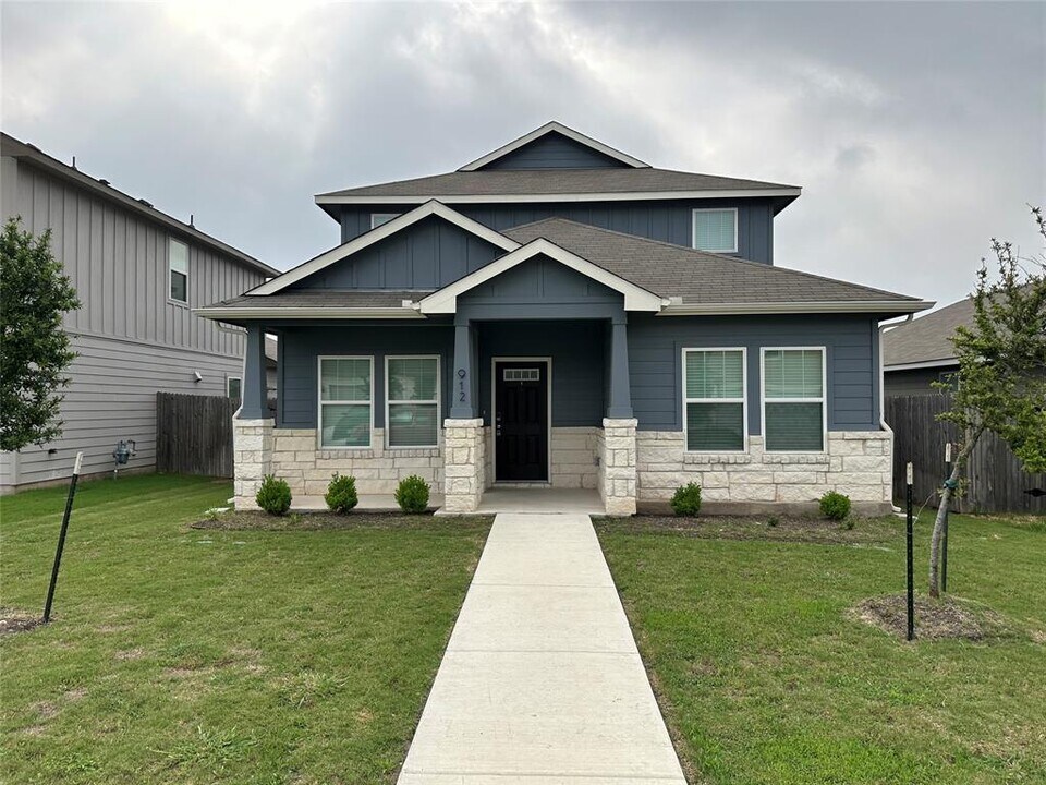 912 Main St in Hutto, TX - Foto de edificio