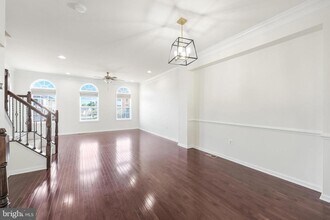 43190 Loudoun Reserve Dr in Ashburn, VA - Building Photo - Building Photo