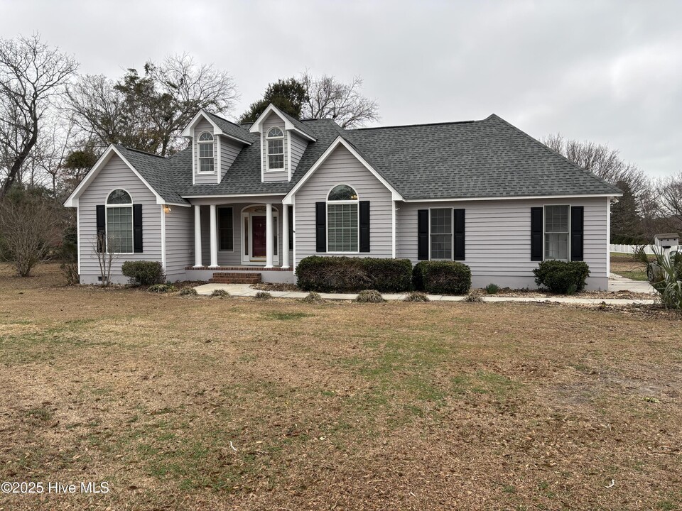 139 Magen'S Way in Cedar Point, NC - Building Photo