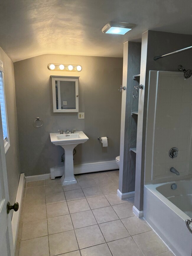 15 Crescent Ln, Unit 15 Crescent LN Unit B in Malden, MA - Foto de edificio - Building Photo