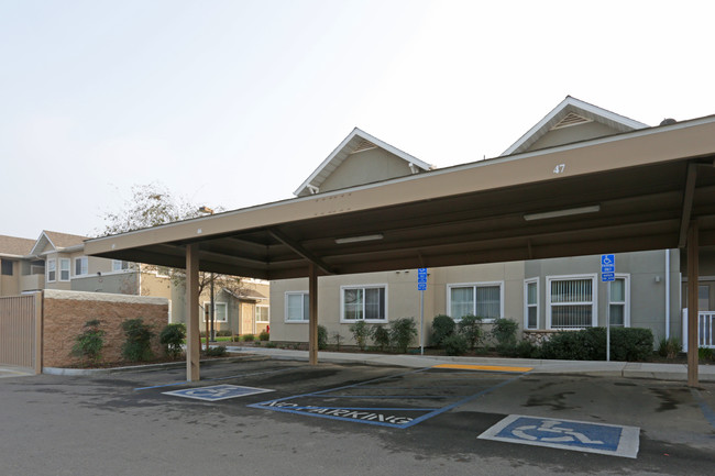 Tierra Vista in Hanford, CA - Foto de edificio - Building Photo